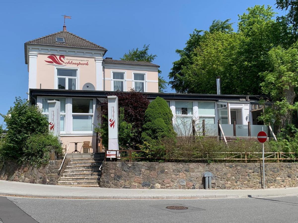 Am Schlosspark - App Ostsee-Perle Apartment กลึคส์บวร์ก ภายนอก รูปภาพ